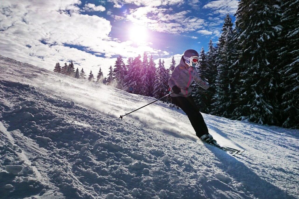 Děvče lyžuje