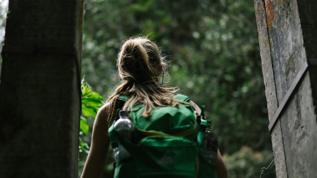 Žena s batohem v lese